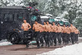 长沙特警雪中开展抗寒训练图片