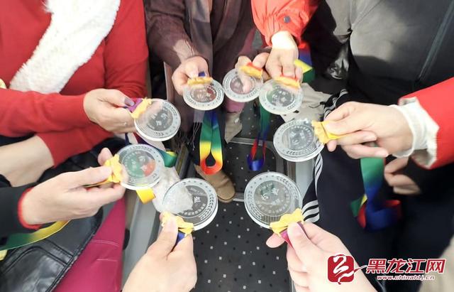 150 名徒步爱好者踏雪竞速 “冰超” 汤原林海穿越赛圆满举办