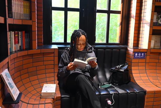 漫步意式风情区 钟书阁品书香雅韵，饮冰室忆百年风骨