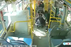 老人突然晕倒昏迷，公交司机紧急施救使其转危为安图片