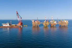 我国海上最大自营油田岸电导管架海上安装顺利完成图片
