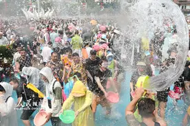 云南景洪：泼水狂欢图片