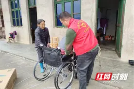 东安县花桥镇：爱心轮椅送上门 情系老兵暖人心图片