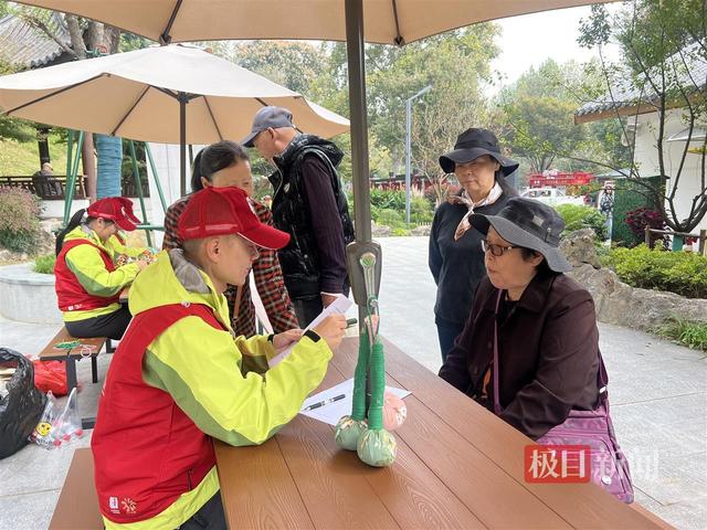金秋映重阳，志愿暖龟山，武汉文旅志愿者爱心伴老添温情
