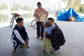 突然！14岁帅小伙，跳进河里图片