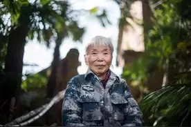 穿着双15元的鞋，老人到银行要转账1000万！后续发展出人意料图片