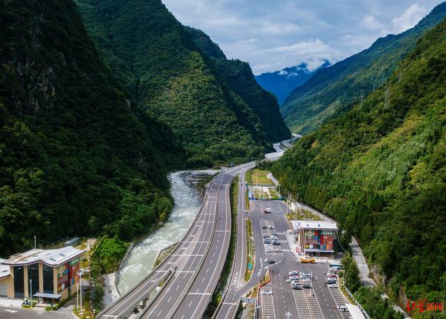 4小时成都“飙拢”九寨沟，九绵高速“最美风景线”本月底通车 记者试跑：车行云端，美景随手拍