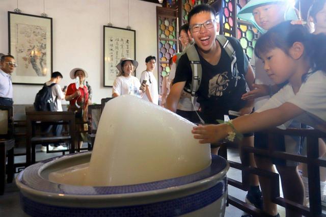 江苏苏州：狮子林冰块送“清凉”