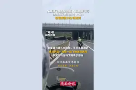 7月5日，山东济南。女童被飞镖扎到眼睛，术后急需用药，济南南收费站到齐鲁医院骑警疾驰10分钟送到图片