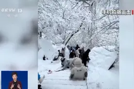 “黄山大雪多名游客滑倒”事发经过是怎样的？摔倒游客情况如何？图片
