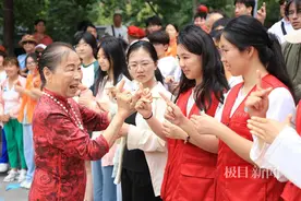 60余载用指尖连接无声世界，“手语奶奶”的微信有一千多名聋人好友图片