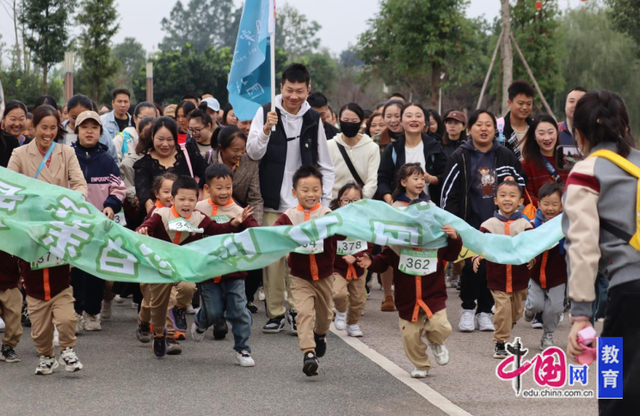 轻徒步，亲自然 眉山洪雅实验幼儿园开展亲子徒步暨秋游活动