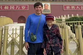 湖南小伙带95岁奶奶去北京看升国旗：想给她留下更多美好的回忆图片