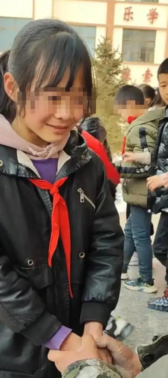 受残疾拾荒者胡雷资助的女孩离世，有人称爷爷奶奶重男轻女，胡雷痛斥：停止造谣网暴，爷爷奶奶对她很好