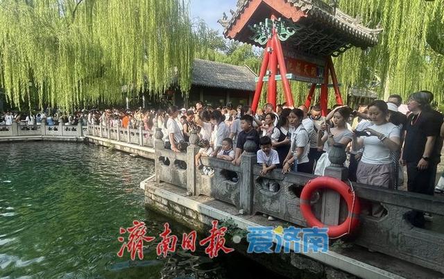 一年四季 泉在济南丨“趵突腾空”引客来 暑期尾声，趵突泉游客络绎不绝