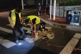 泰安：3处路口安装“小灯泡” 照亮夜间斑马线图片