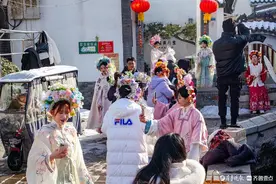 今视角 | 簪花女齐聚泉城起凤桥图片