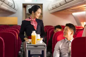 刚下飞机就进医院！久坐不动，警惕要命的“经济舱综合征”图片