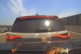 男子上海高架开“斗气车”，故意急刹让后车追尾被行拘图片
