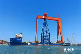 “全球最高大”龙门吊在福州港出运图片
