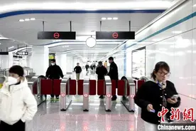 （新春走基层）地铁站里的“夫妻档”：一座城两地坚守 护万家团圆图片