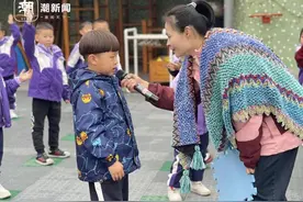 坚持十年“让爱传出去”，幼儿园娃们织围巾送给最爱的人图片