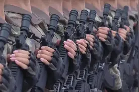 新一代制式步枪亮相九三阅兵，约为6瓶水重有效射程800米，可伸缩枪托、旋转式觇孔、皮卡汀尼导轨，被称作“枪界变形金刚”图片