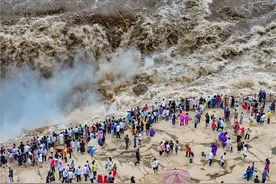 陕西延安：黄河壶口瀑布水量充沛 再现奔腾咆哮景象图片