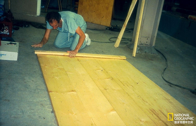 将脑子搅成浆，把器官放进罐子......他们参照古埃及文献成功复制了一具木乃伊