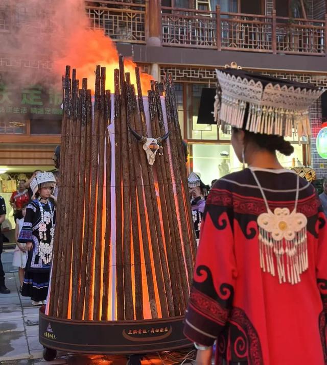 【2025凉山彝族火把节】会理火把节朵乐荷巡游+电音派对活动，今晚即将再次绽放梦幻与激情