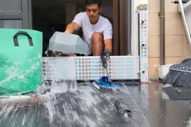 金山雨量最大的山阳镇，多个小区、厂区出现积水，正全力开展应急排水……图片