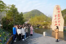 绿水青山间“上大课”、田间地头里“忙实践”，东华大学打造思政课“实景课堂”图片