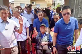 98岁印尼侨胞携祖孙四代回祖地福建漳浦寻根图片