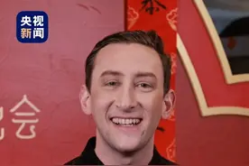 美国小伙埃文穿唐装给中国网友拜年：恭喜发财！图片