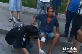 突发！老人被撞血流不止 “00后”女孩出手了图片