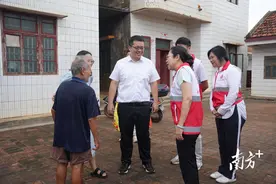 台风后的温馨时刻！团市委、市青企协组织爱心企业家慰问徐闻受灾困难群众图片