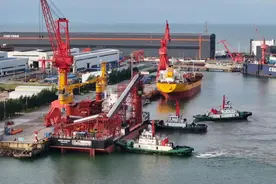 首艘“钦州造”万吨级船舶出口欧洲图片