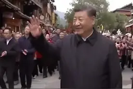 这一幕好暖！习近平总书记离开侗寨时，侗族群众深情地唱起《侗歌声声唱给党》，表达对总书记的热爱和依依不舍图片