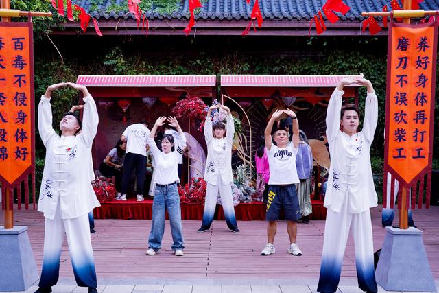 体验不一样的国庆假期：医师景区坐诊、千人围着篝火共跳萨朗