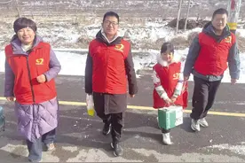 志愿者为36户困难家庭送温暖图片