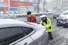 暴雪天汽车趴窝打滑怎么办？这份出行提示请收好！图片