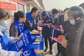 青岛胶州市司法局：法治宣传走进招聘会图片