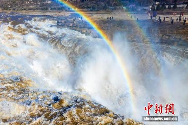 山西壶口展冬日画卷，现“青流飞瀑悬彩练”奇观