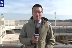 美国华盛顿里根国家机场恢复运行，撞机事故后续清理持续图片