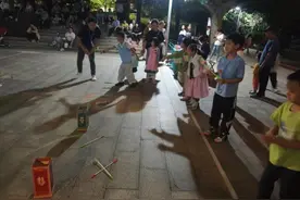 【全环境立德树人】市北区合肥路街道洪山坡社区开展“嗨翻童年·趣享健康”亲子趣味运动会图片