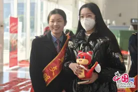 江西高安：迎春送福，温暖旅客归家路(图)图片