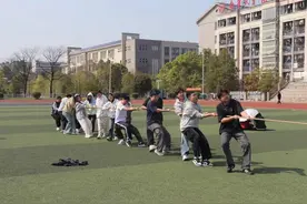 友谊拔河，“绳”采飞扬  南华大学数理学院举行拔河友谊赛图片
