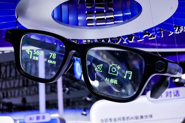 早报｜iPhone 17 Pro 或配备 8 倍光学变焦/廉价版特斯拉 Model Y 内饰曝光/宇树创始人回应「机器人跳舞拳击没用」