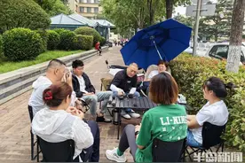 摆起茶桌、支起遮阳伞！度假式中考候考，家长主打松弛感图片