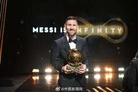 梅西获第八座金球奖破纪录，发言缅怀马拉多纳图片